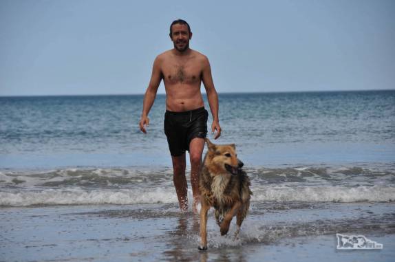 Brincando com um perro argentino na praia de Las Grutas, na Argentina